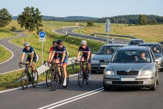 Cyklistická šlechta: Proč se jezdci v upnutých dresech stali nekorunovanými vládci silnic - Médium.cz